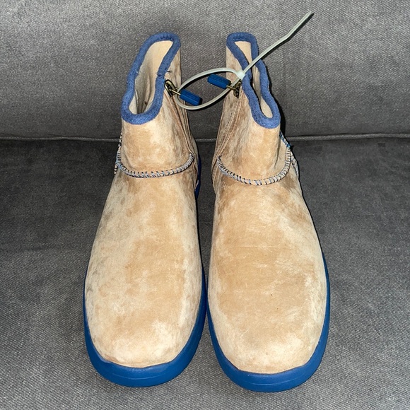 NWT.  UGG Boots.  Women size 6 - Picture 2 of 7